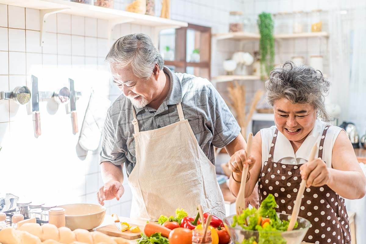 healthy-eating couple practicing healthy eating habits
