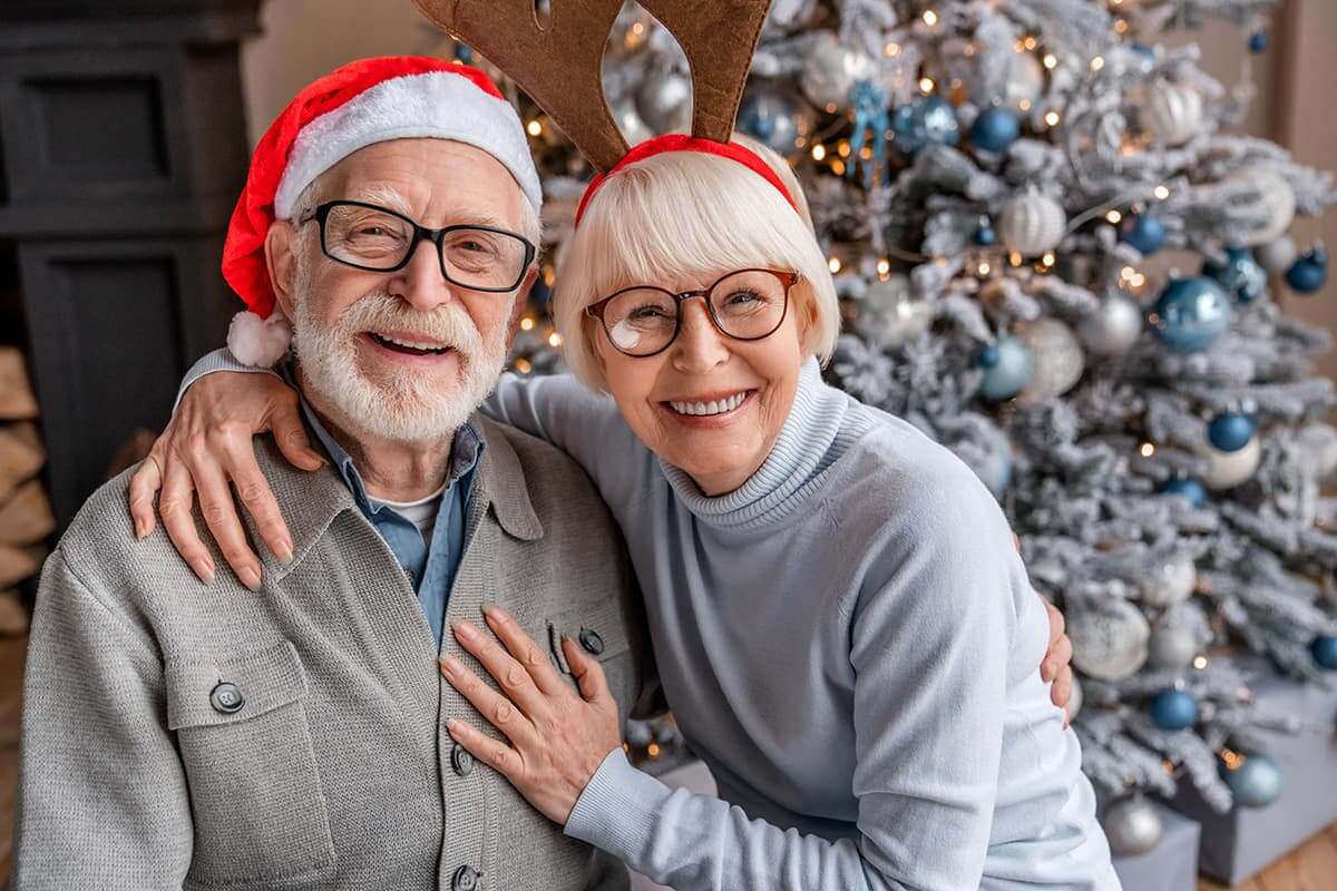 a couple enjoys the holidays in independent living
